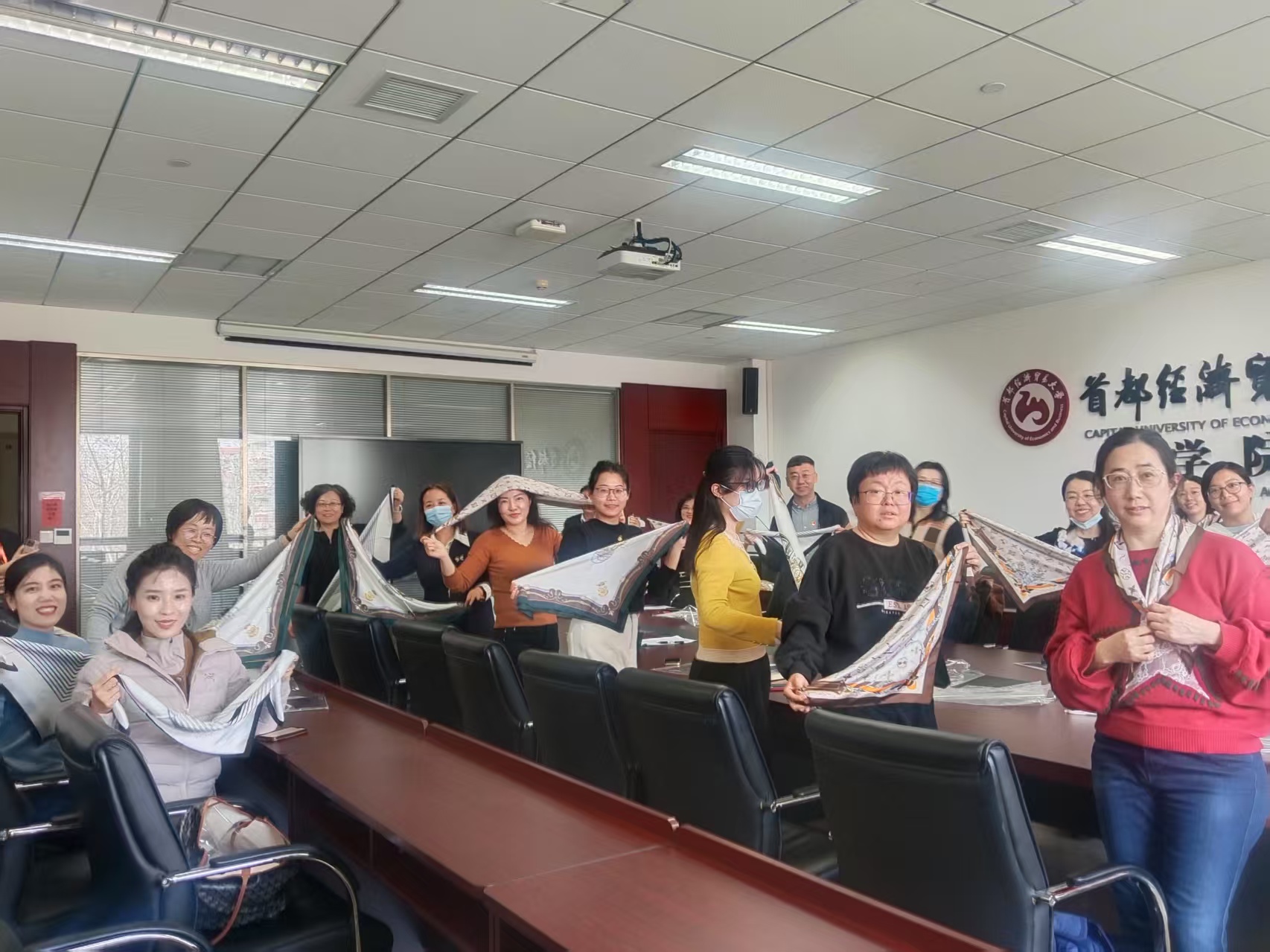 丝巾团照.jpg